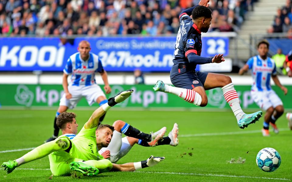 Andries Noppert brengt redding op een inzet van Phillipp Mwene.