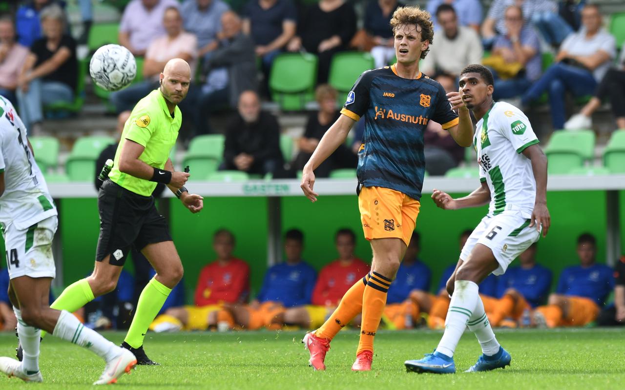 Nicolas Madsen tijdens zijn basisdebuut voor SC Heerenveen, in het uitduel met FC Groningen (1-1). Nicolas Madsen tijdens zijn basisdebuut voor SC Heerenveen, in het uitduel met FC Groningen (1-1).