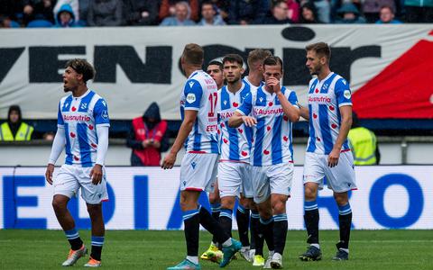 SC Heerenveen viert de 2-1 van Pawel Bochniewicz tegen FC Twente..