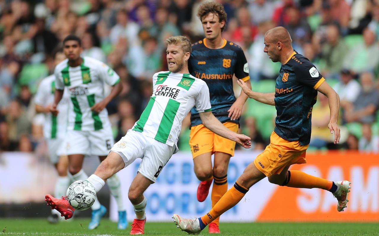 Sven van Beek in duel met FC Groningen-aanvaller Michael de Leeuw. Sven van Beek in duel met FC Groningen-aanvaller Michael de Leeuw.
