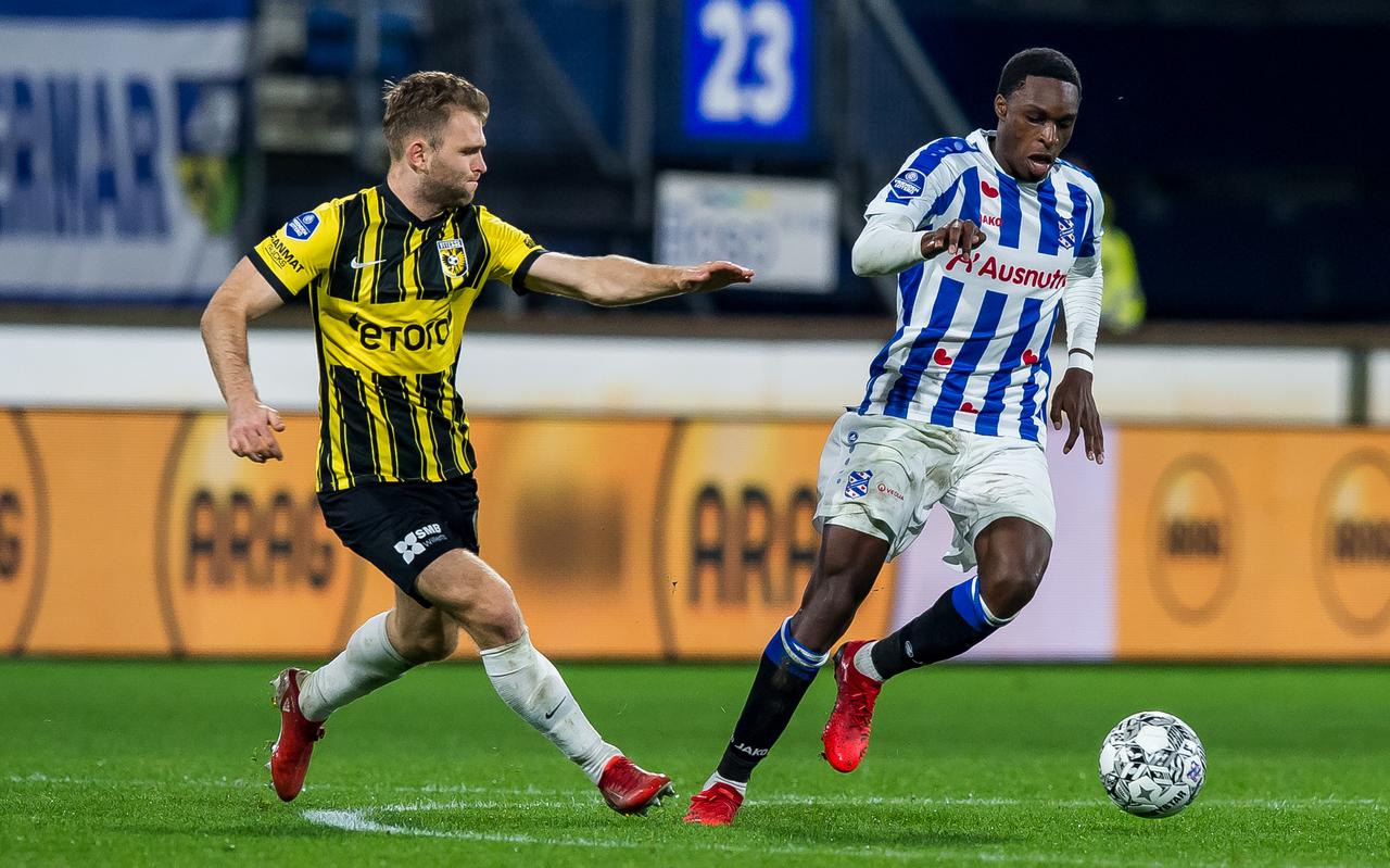 Rodney Kongolo stoomt op richting het doel van Vitesse. Rodney Kongolo stoomt op richting het doel van Vitesse.