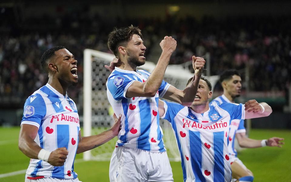 Milan van Ewijk en Sydney van Hooijdonk vieren de 2-3 met doelpuntenmaker Antoine Colassin (midden).