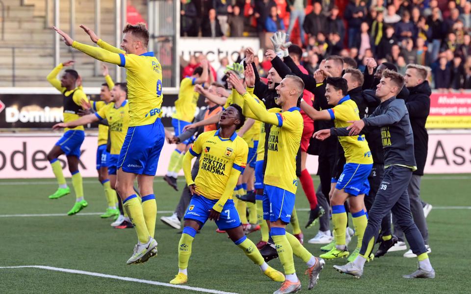 De spelers van SC Cambuur vieren de 3-0 overwinning op PSV.