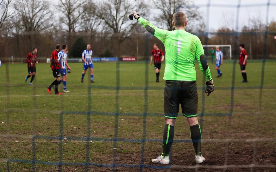 Beeld uit SC Veenwouden-Rottevalle (0-1), waar Rottevalle-doelman Marco de Boer zijn ploeggenoten aanstuurt. 