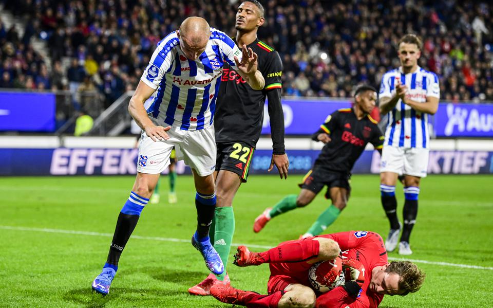 Xavier Mous voorkomt gevaar van Ajax-spits Sébastian Haller.