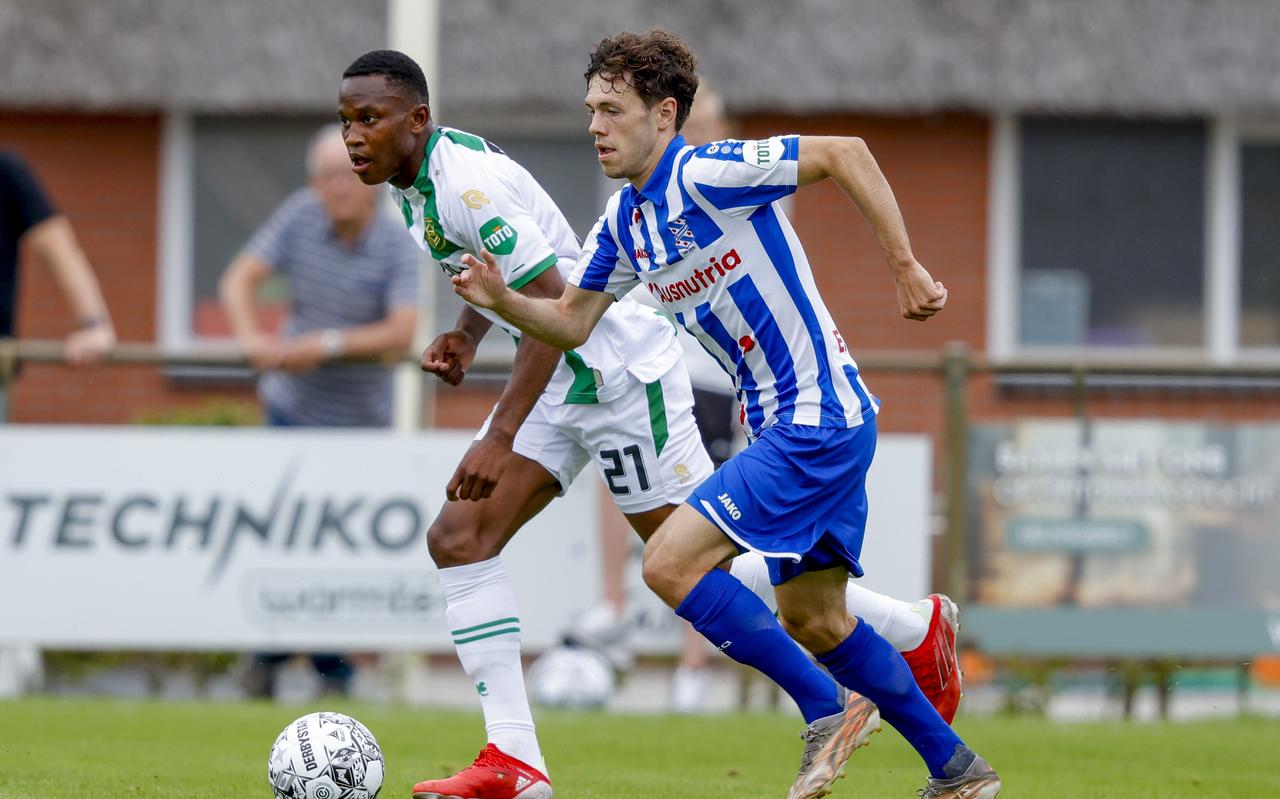 Mitchell van Bergen in duel met Neraysho Kasanwirjo van FC Groningen. Mitchell van Bergen in duel met Neraysho Kasanwirjo van FC Groningen.