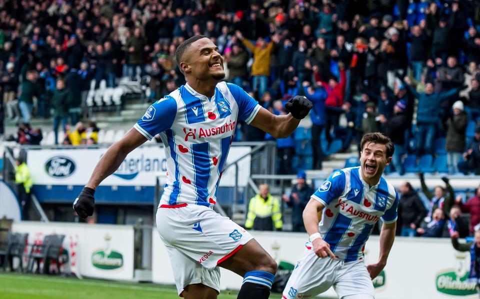 Amin Sarr viert zijn tweede treffer tegen FC Groningen.