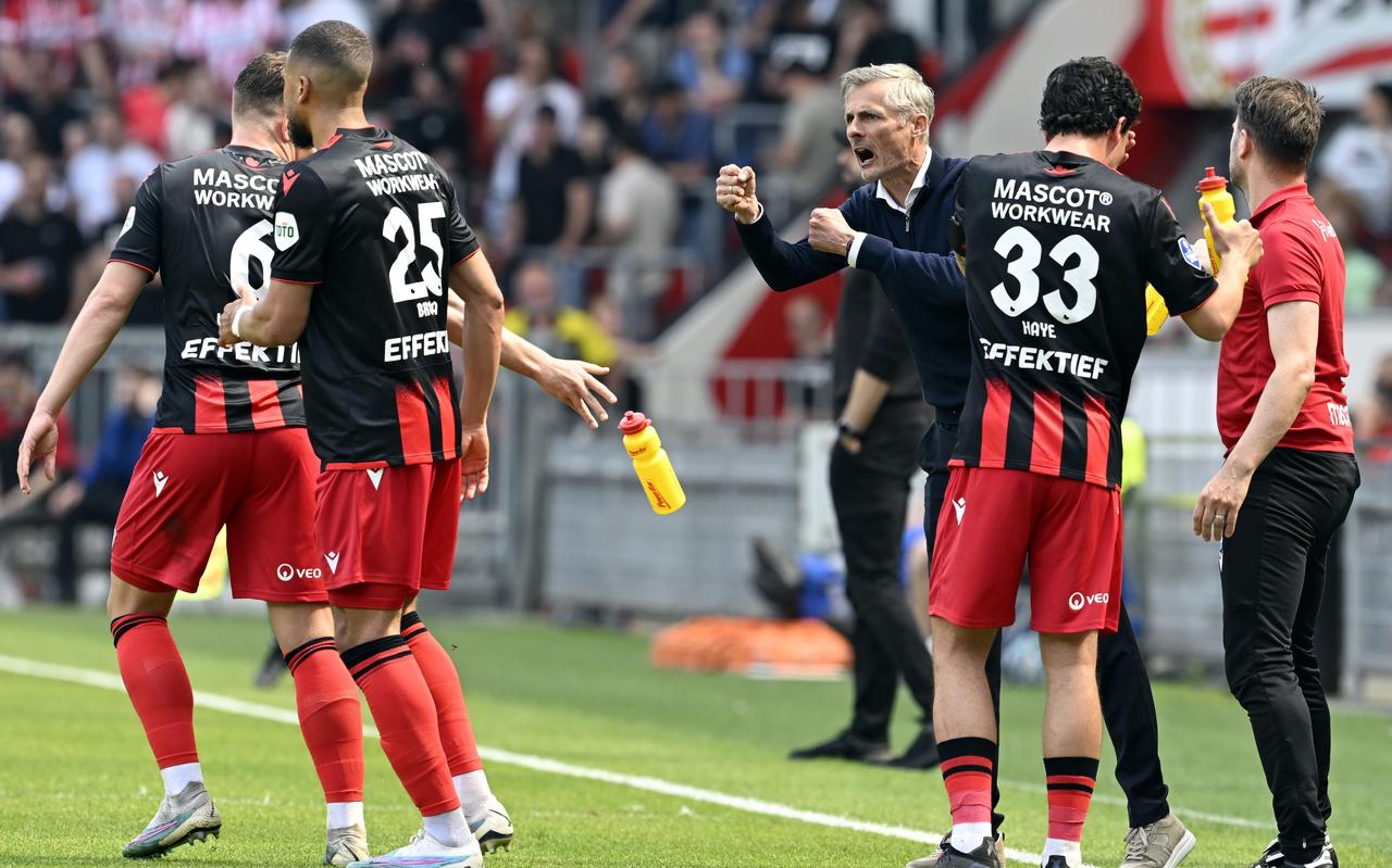 Kees van Wonderen moedigt zijn spelers aan tijdens PSV-SC Heerenveen. Kees van Wonderen moedigt zijn spelers aan tijdens PSV-SC Heerenveen.