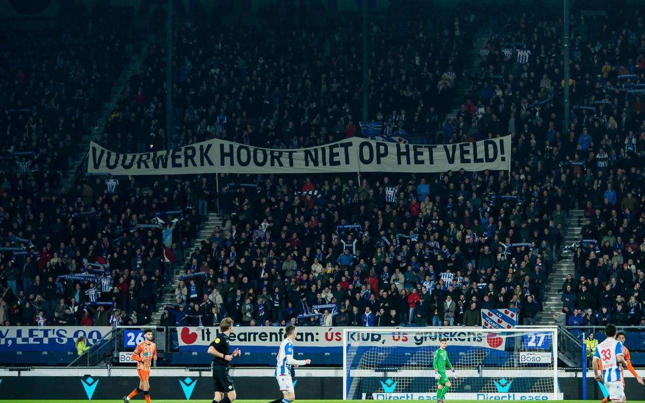 Supporters van SC Heerenveen maken een statement tegen enkele raddraaiers onder de aanhang.