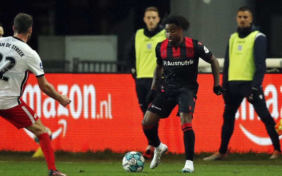 Ché Nunnely in actie tijdens de wedstrijd van SC Heerenveen tegen FC Utrecht.