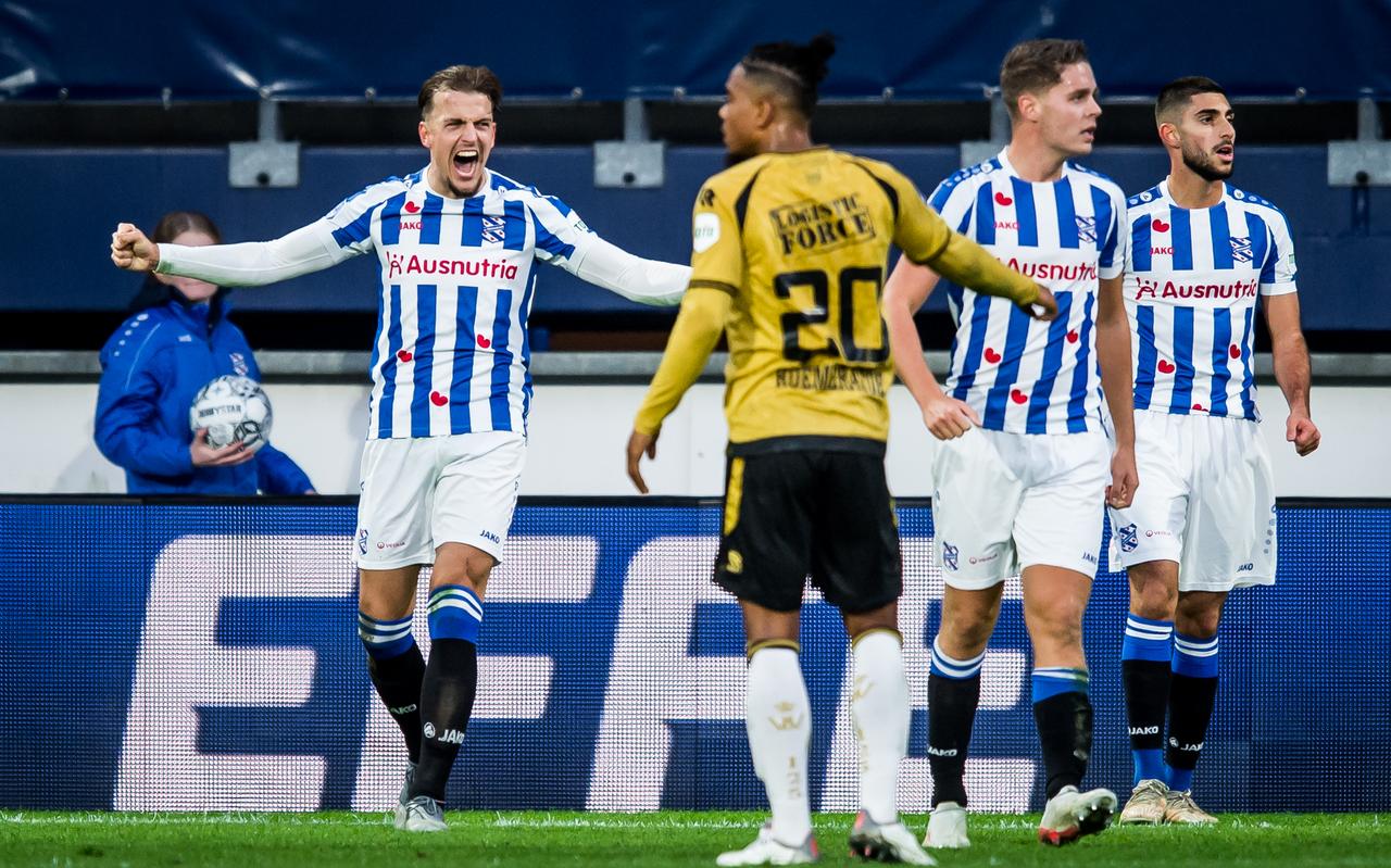 Nick Bakker (links) viert de overwinning van SC Heerenveen op Willem II. Rechts Joey Veerman en Rami Al Hajj. Nick Bakker (links) viert de overwinning van SC Heerenveen op Willem II. Rechts Joey Veerman en Rami Al Hajj.