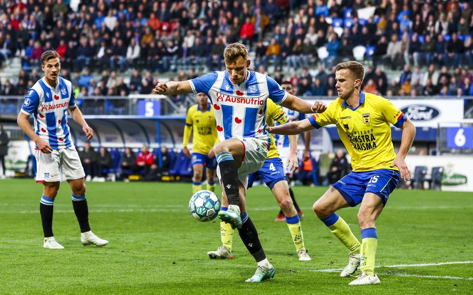 Sydney van Hooijdonk in duel met Marco Tol.