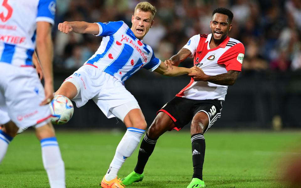 Joost van Aken in duel met Feyenoord-spits Danilo.