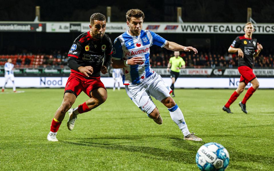 Mats Köhlert (rechts) in duel met Marouan Azarkan tijdens Excelsior-SC Heerenveen (0-1).