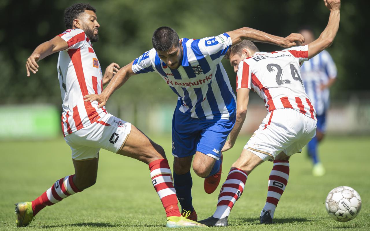 Rami Hajal zit ingeklemd tussen twee verdedigers van TOP Oss. Rami Hajal zit ingeklemd tussen twee verdedigers van TOP Oss.
