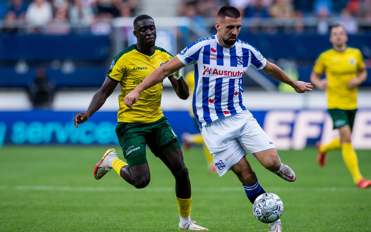 Ibrahim Dresevic in duel met Bassala Sambou. Ibrahim Dresevic in duel met Bassala Sambou.