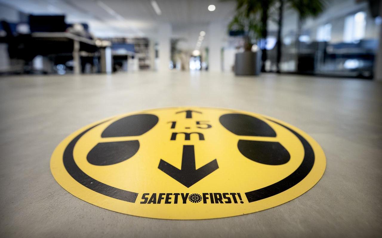 Een leeg kantoor met 1,5 meter maatregelen. Een leeg kantoor met 1,5 meter maatregelen.