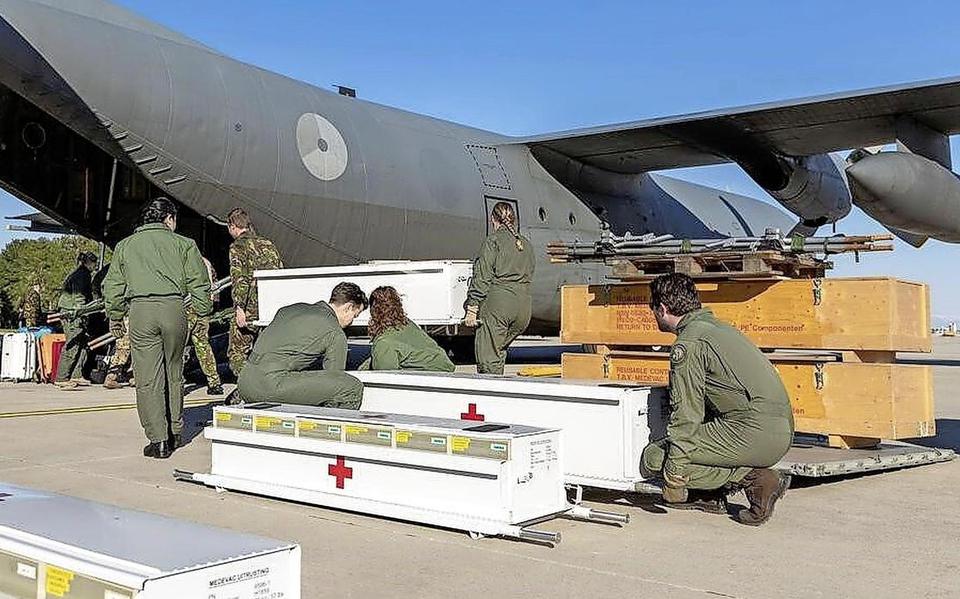 Het team laadt voor vertrek naar het rampgebied medische apparatuur in de C-130 Hercules. De luchtbrug bracht 83 gewonden naar ziekenhuizen elders in Turkije.