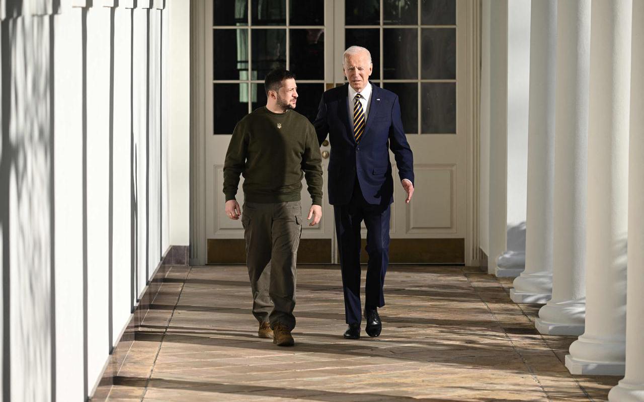 US President Joe Biden walks with Ukraine's President Volodymyr Zelensky through the colonnade of the White House, in Washington, DC on December 21, 2022. - Zelensky is in Washington to meet with US President Joe Biden and address Congress -- his first trip abroad since Russia invaded in February. (Photo by Brendan SMIALOWSKI / AFP)