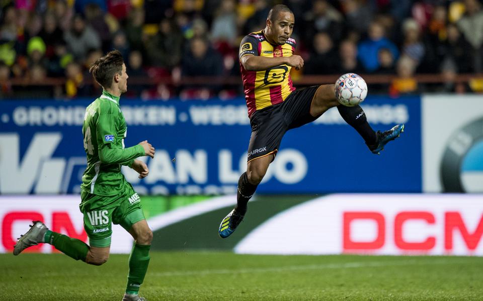 Lucas Bijker (rechts) in 2018 in het shirt van KV Mechelen.