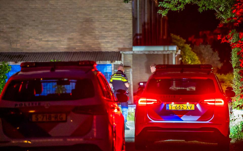 Politie met getrokken wapens en arrestatieteam ingezet bij incident in Drachten.