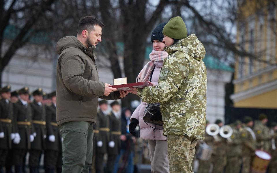 De Oekraïense president Volodimir Zelenski stond vrijdag bij een herdenking in het centrum van Kiev stil bij een jaar oorlog.