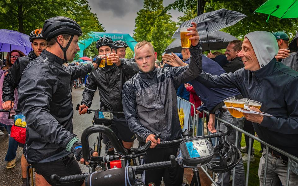 Deelnemers vieren het volbrengen van de Stepelfstedentocht. Het was een loodzware editie.