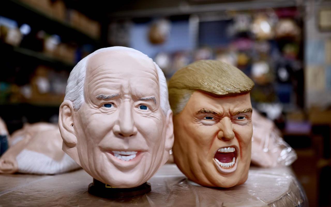 Maskers van Biden en Trump in een fabriek in Japan. Maskers van Biden en Trump in een fabriek in Japan.