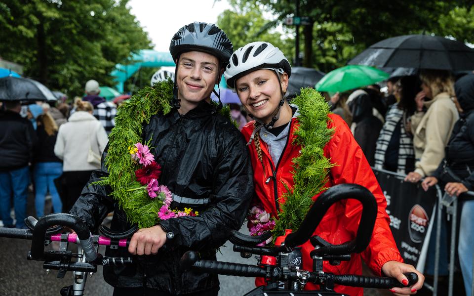 Wessel Altena en Jara Heppener bij de finish van de Stepelfstedentocht in Bolsward.    
