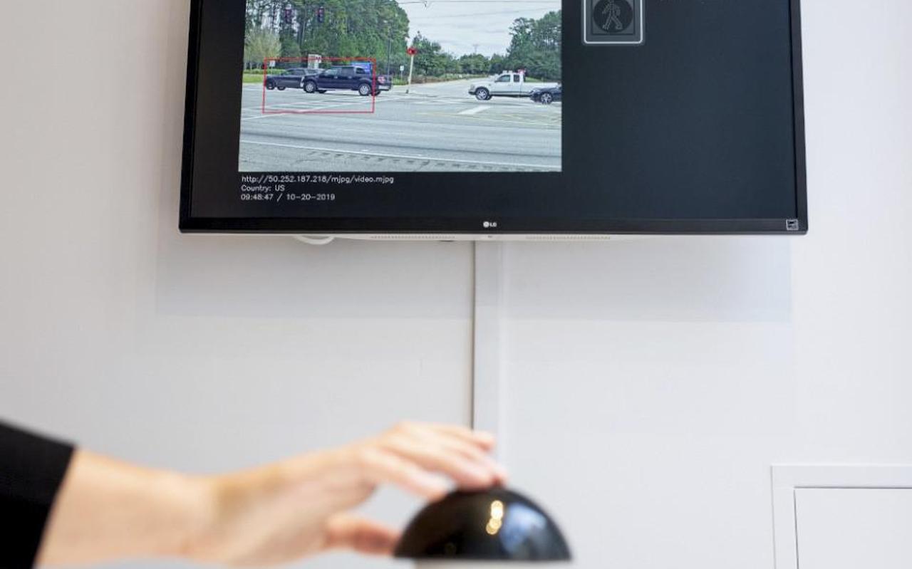 Je ziet iemand op een scherm door rood rijden of het voetgangerspad oversteken. Druk jij op de knop zodat diegene een bekeuring krijgt? Je ziet iemand op een scherm door rood rijden of het voetgangerspad oversteken. Druk jij op de knop zodat diegene een bekeuring krijgt?