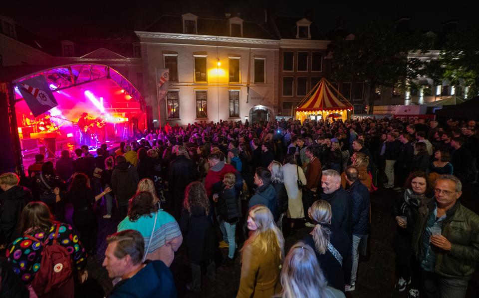 Alsnog droog, en feest, bij afsluiter The Vices op het Gouverneursplein.