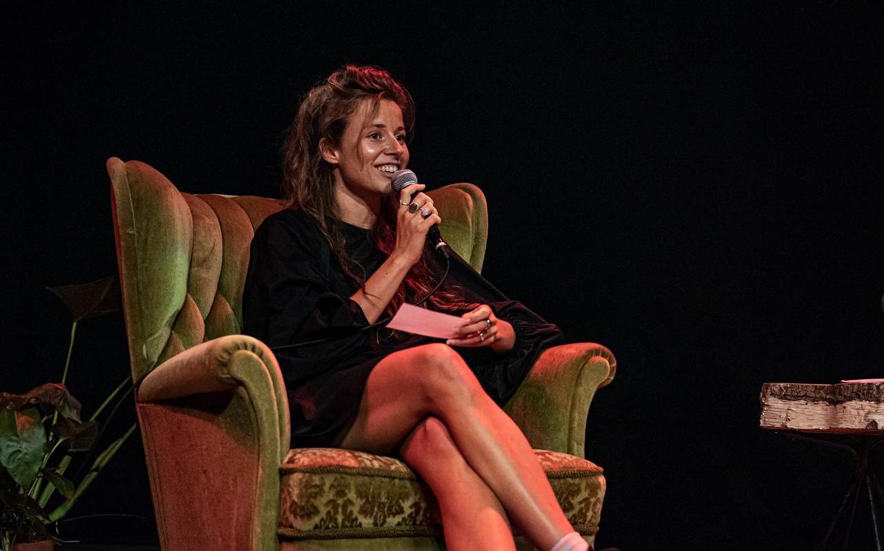 Celine Wierda ontvouwt de plannen van het Kultuer Kollektyf op festival De Broeikas. Celine Wierda ontvouwt de plannen van het Kultuer Kollektyf op festival De Broeikas.