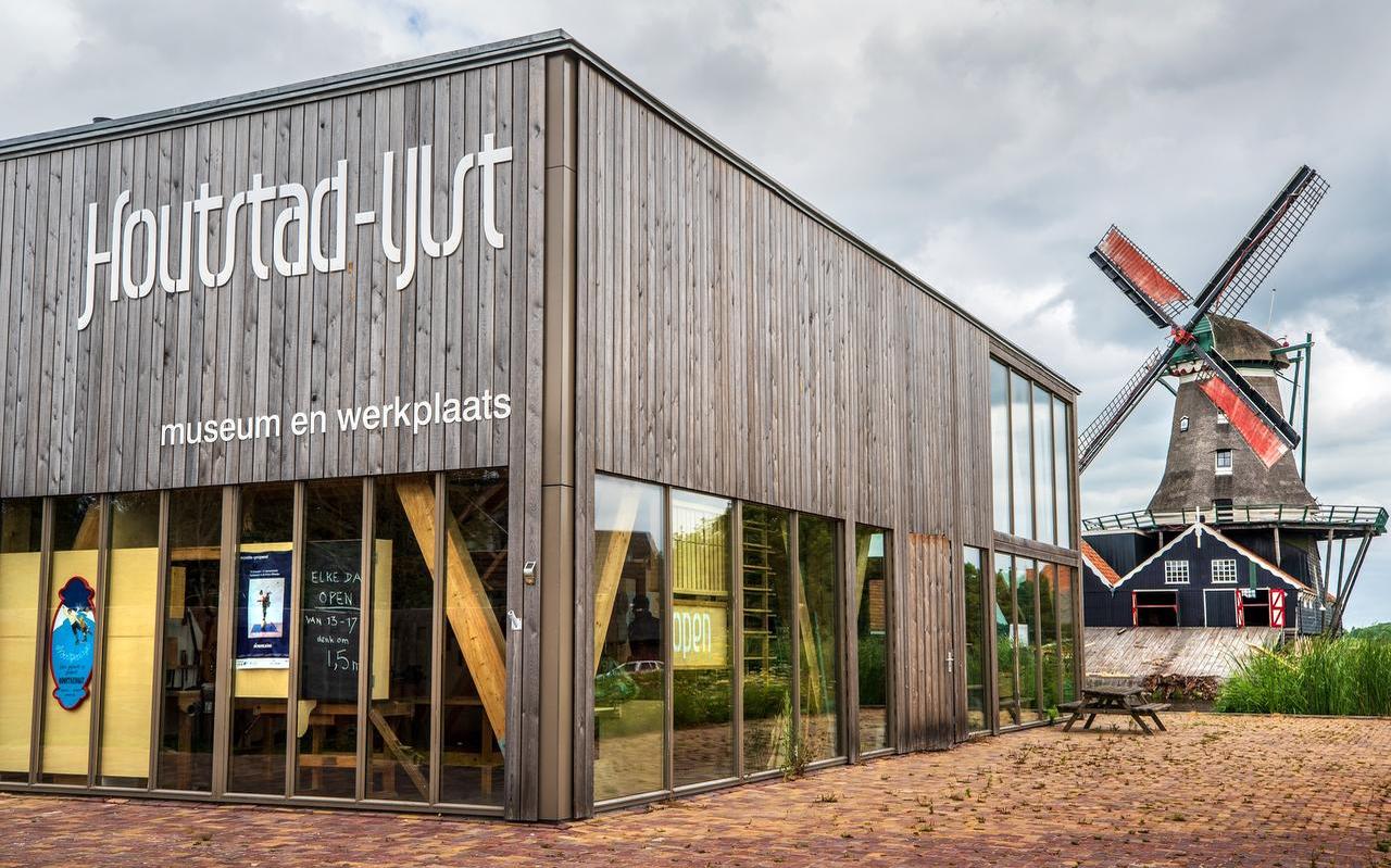 Met houtzaagmolen De Rat en de elfstedenfontein vormt Houtstad IJlst een compact cultureel centrum. Voor kinderen is er van alles te doen, ze mogen onder meer met een sjaal om in een winterlandschap poseren. Met houtzaagmolen De Rat en de elfstedenfontein vormt Houtstad IJlst een compact cultureel centrum. Voor kinderen is er van alles te doen, ze mogen onder meer met een sjaal om in een winterlandschap poseren.