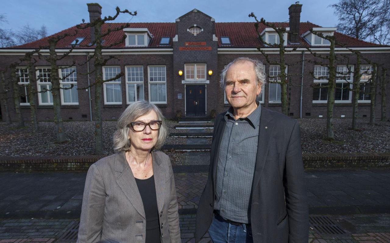 Atze Hoogeveen en Dieuwke Bosch dragen stokje van Galerie Hoogenbosch over.  