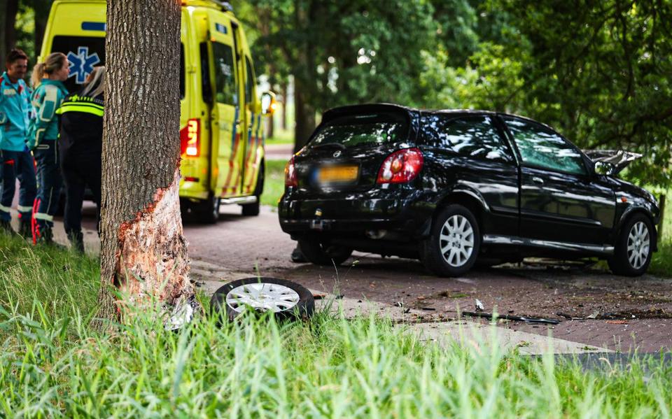 Een automobilist is dinsdagochtend hard op een boom gebotst aan De Knobben in Drachten.