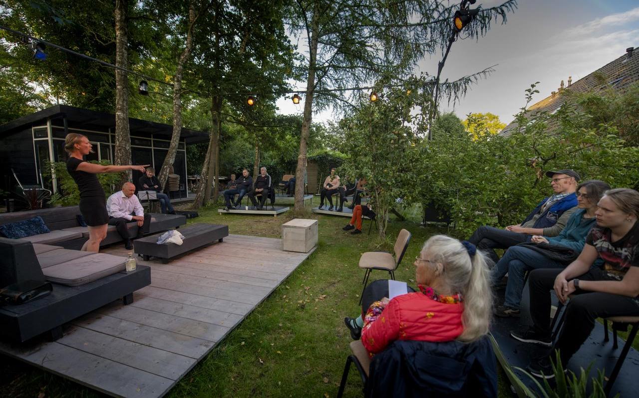 Catrien van der Molen en Jan Tiede-Bouma spelen een scène uit Toch! . Catrien van der Molen en Jan Tiede-Bouma spelen een scène uit Toch! .