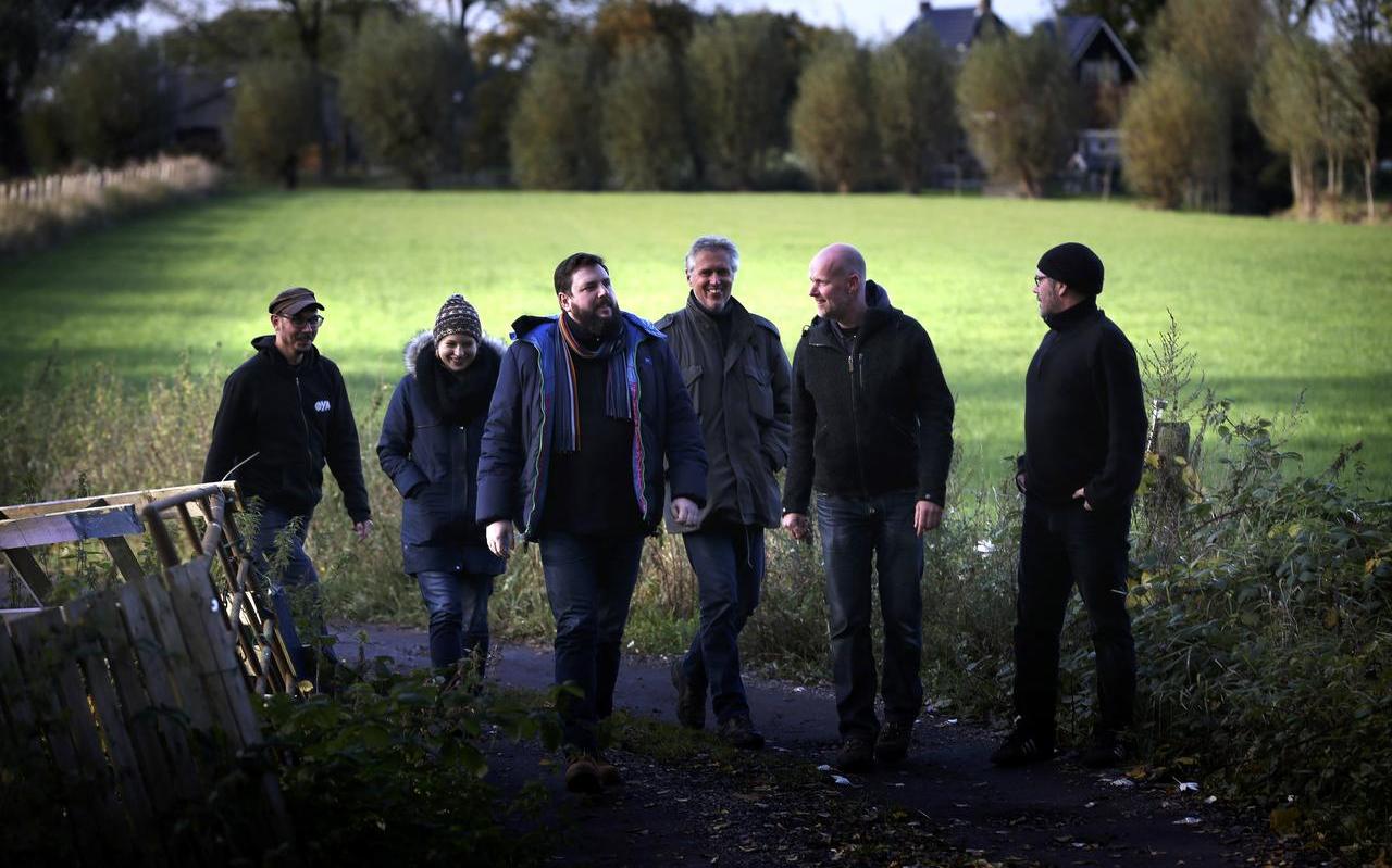 Alexander Rishaug, Hilde Marie Olsen, Michael Duch, Jan Kleefstra, Sytze Pruiksma, Romke Kleefstra in de wei bij Gauw. FOTO CATRINUS VAN DER VEEN Alexander Rishaug, Hilde Marie Olsen, Michael Duch, Jan Kleefstra, Sytze Pruiksma, Romke Kleefstra in de wei bij Gauw. FOTO CATRINUS VAN DER VEEN