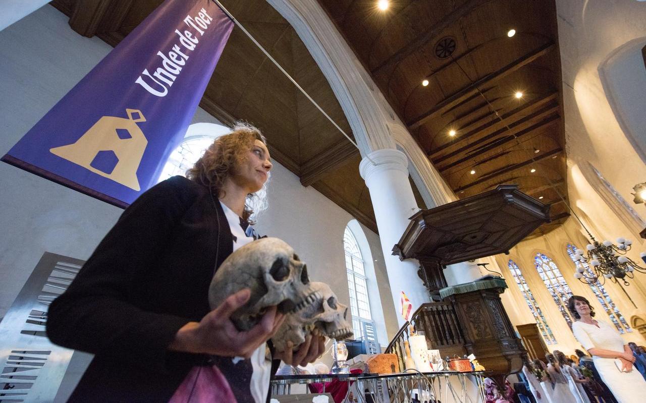Regisseur Sjoeke Marije Wallendal: ,,Door de rellen van 1795 heeft Marijke Muoi nu twee schedels.’’ FOTO HOGE NOORDEN/JACOB VAN ESSEN Regisseur Sjoeke Marije Wallendal: ,,Door de rellen van 1795 heeft Marijke Muoi nu twee schedels.’’ FOTO HOGE NOORDEN/JACOB VAN ESSEN