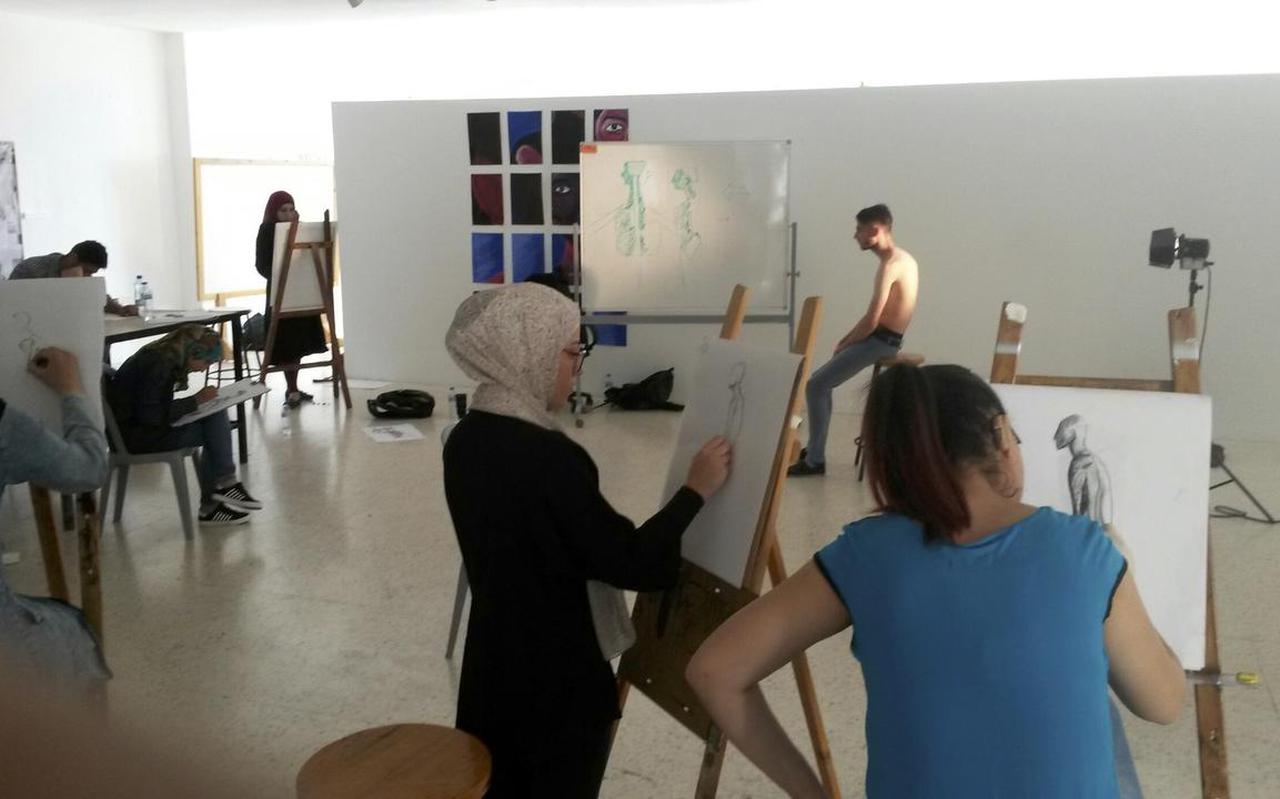 Studenten van de Dar Al-Karima Universiteit in Bethlehem staan model voor elkaar.