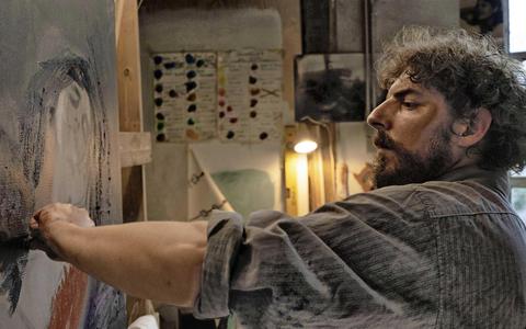 Kunstenaar Damien (Damien Bonnard) wordt steeds manischer in ’Les intranquilles’.