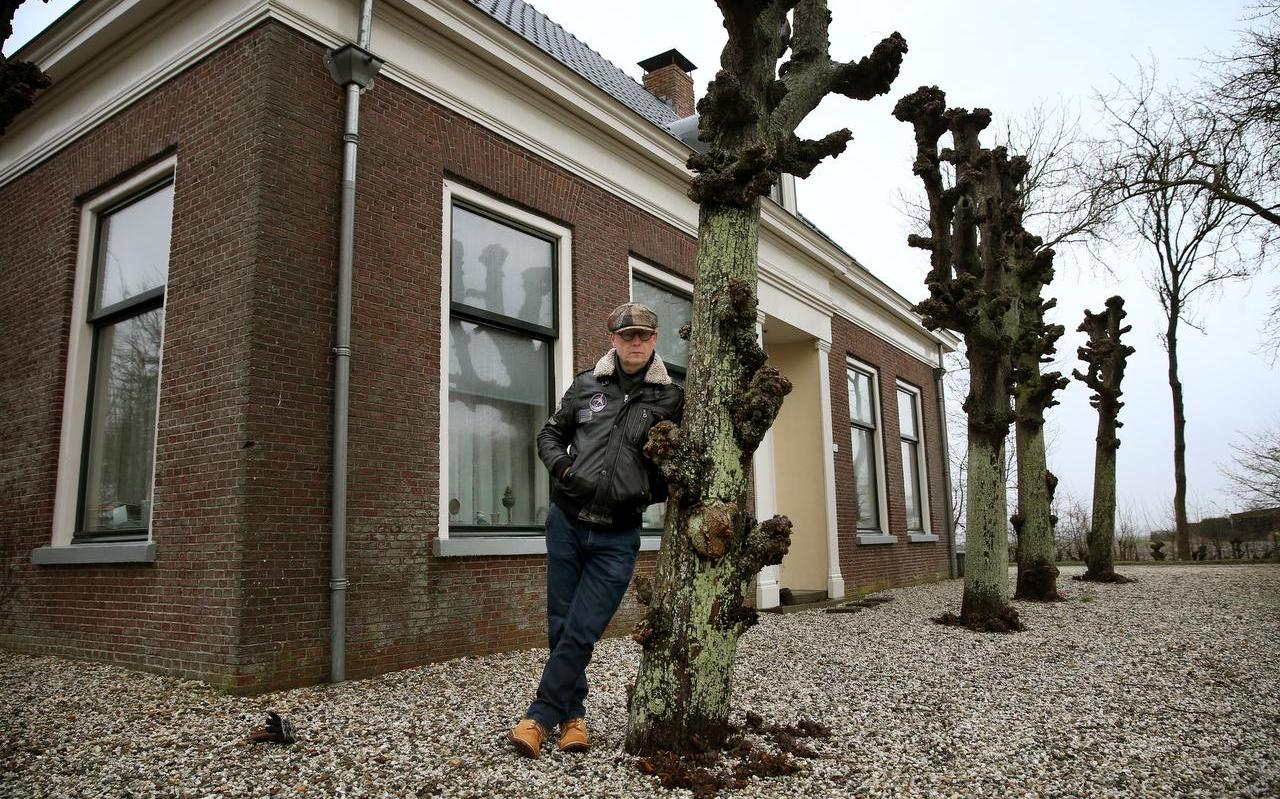Skriuwer Hein Jaap Hilarides foar de pleats De Bouckhorst, dy't in rol spilet yn syn nije roman 'Beppe Xenia'. Skriuwer Hein Jaap Hilarides foar de pleats De Bouckhorst, dy't in rol spilet yn syn nije roman 'Beppe Xenia'.