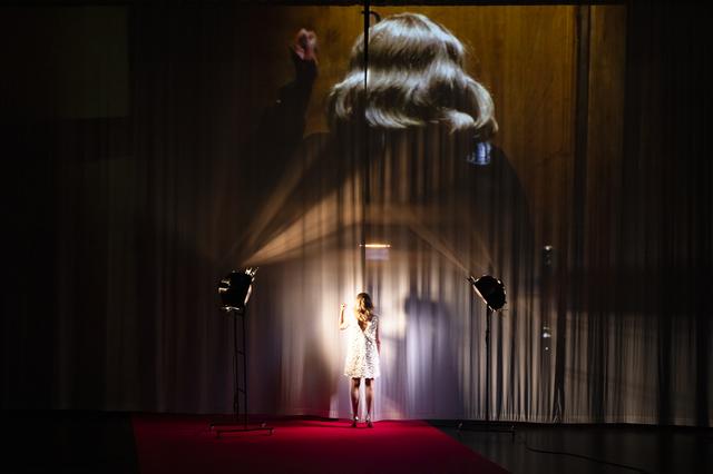 ‘Opening Night’ is als een spiegelpaleis waarin je de weg dreigt kwijt te raken - heel plezant dus