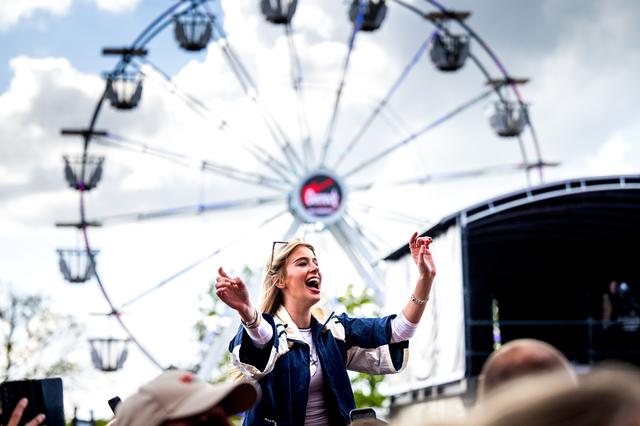Oerrock in Ureterp breed gedragen festival, met pitchers en Sonnema-cocktails