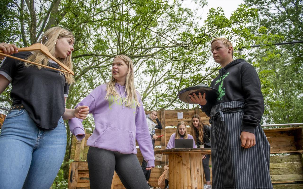 Voor vlnr Bloeme, Famke en Daniël, achter vlnr Berber, Nynke en Rixt spelen in het nieuwe jongerein-iepenloftspul Fan bûten út onder regie van Marius Del Grosso. Voor vlnr Bloeme, Famke en Daniël, achter vlnr Berber, Nynke en Rixt spelen in het nieuwe jongerein-iepenloftspul Fan bûten út onder regie van Marius Del Grosso.