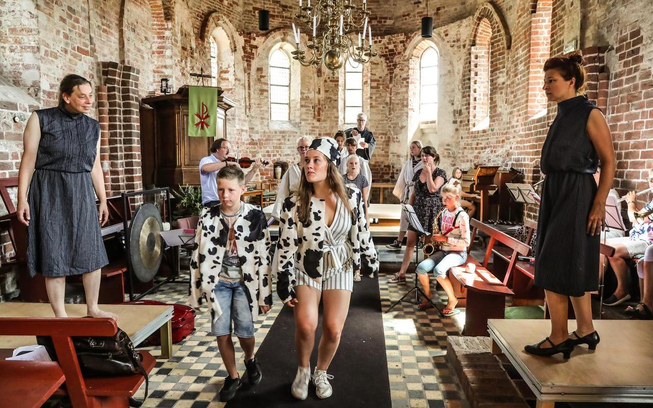 Repetitie voor Under de Toer in de Sint Jans Kerk in Hoorn op Terschelling. In deze voorstellingen in het kader van LF2018 komt alles terug wat de Friese taal en cultuur typeert. Repetitie voor Under de Toer in de Sint Jans Kerk in Hoorn op Terschelling. In deze voorstellingen in het kader van LF2018 komt alles terug wat de Friese taal en cultuur typeert.