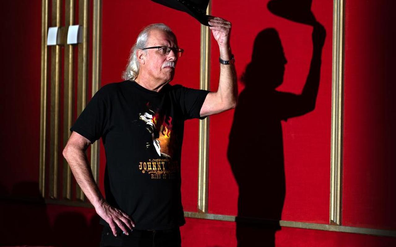 Gepensioneerd popjournalist Harry de Jong, gaat met zijn verhalen het theater in. Gepensioneerd popjournalist Harry de Jong, gaat met zijn verhalen het theater in.