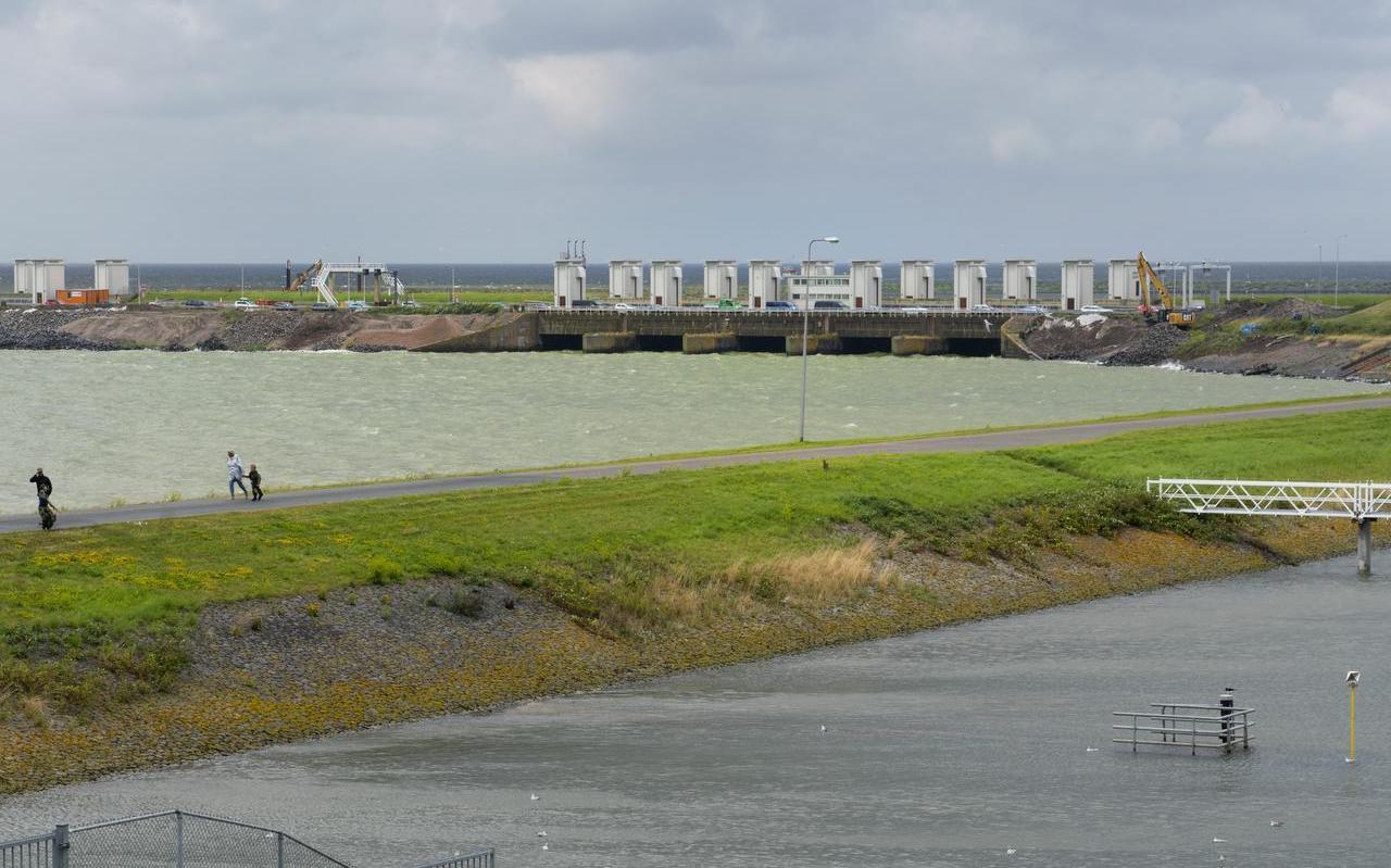 En aan de horizon liggen de majestueuze Lorentz-spilsluizen. En aan de horizon liggen de majestueuze Lorentz-spilsluizen.