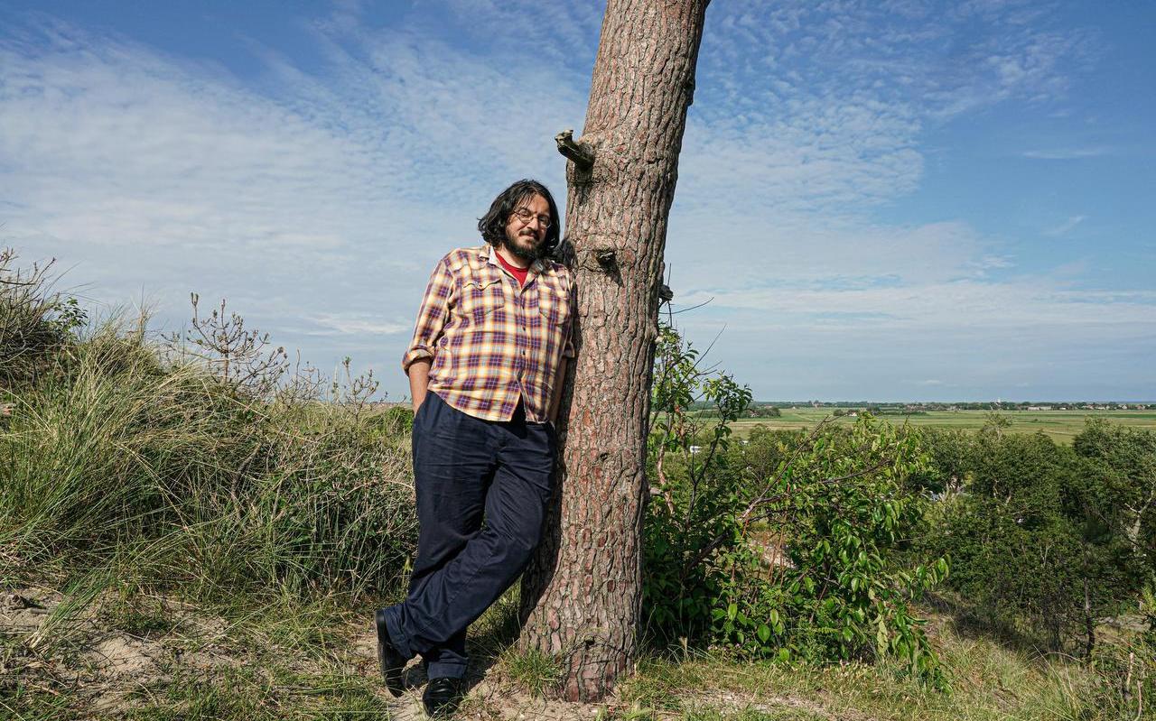 Sahand Sahebdivani, oprichter van verhalenvertelhuis Mezrab, op Terschelling. Sahand Sahebdivani, oprichter van verhalenvertelhuis Mezrab, op Terschelling.