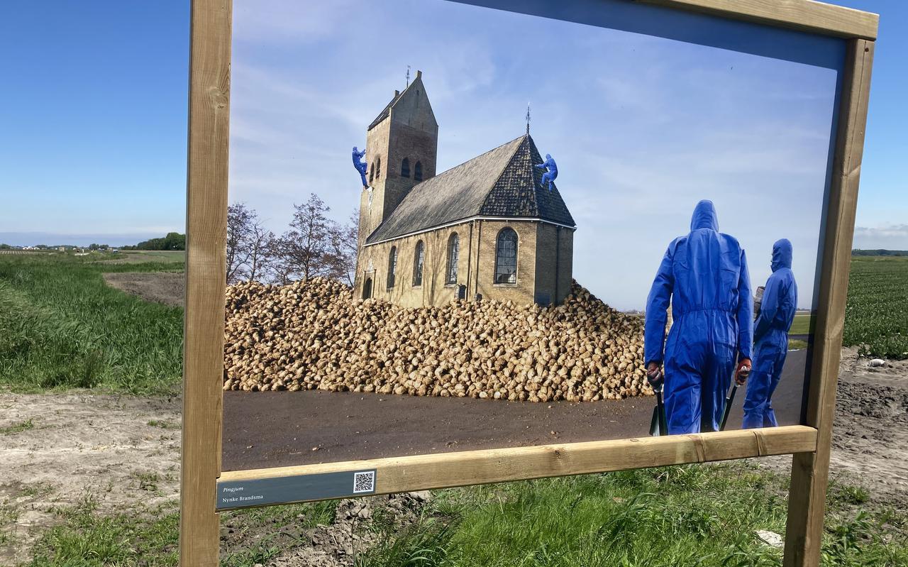 Fotowerk van Nynke Brandsma langs de Rommerdalaan: de kerk van Pingjum wordt bestormd door 'mannen in blauwe pakken'. Fotowerk van Nynke Brandsma langs de Rommerdalaan: de kerk van Pingjum wordt bestormd door 'mannen in blauwe pakken'.