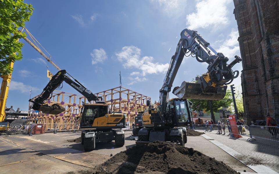 Ballet van graafmachines op het Oldehoofsterkerkhof. Met links op de achtergrond Bouwurk, de kathedraal-voor-drie-maanden in aanbouw.